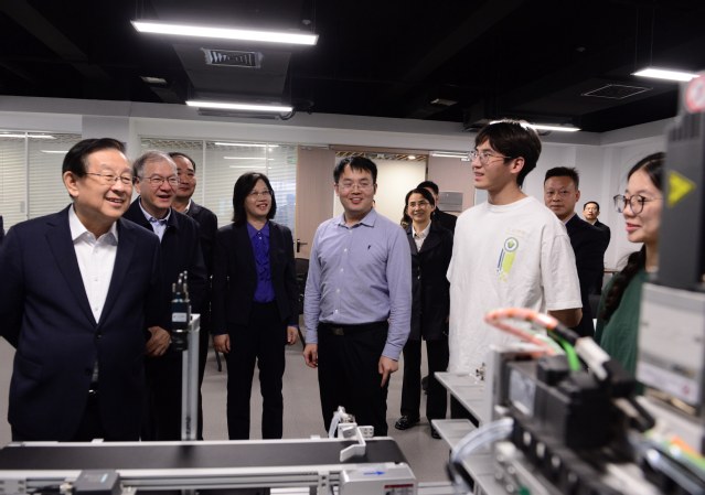 <a href='/xjy/http:/d3/44/c4153a119620/page.html' target='_blank' title='中国科协主席万钢来校调研，与我院师生交流'>中国科协主席万钢来校调研，与我院师生交流</a>